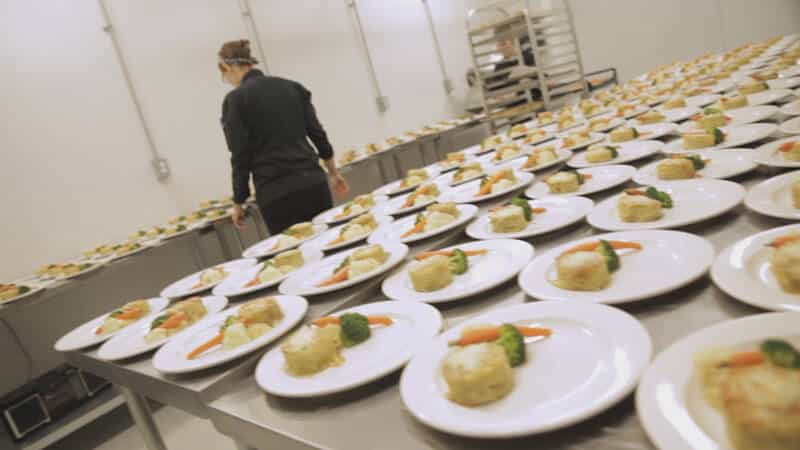 Préparation de service banquet en cuisine