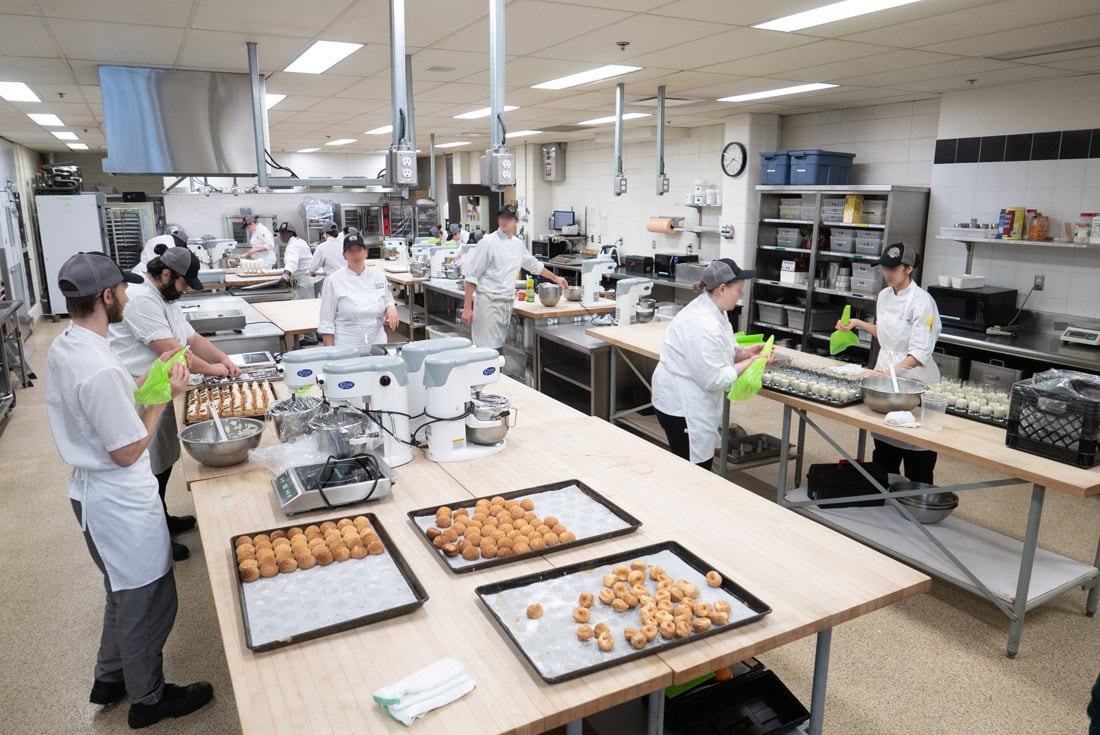 Classe laboratoire en pâtisserie École Hôtelière de la Capitale