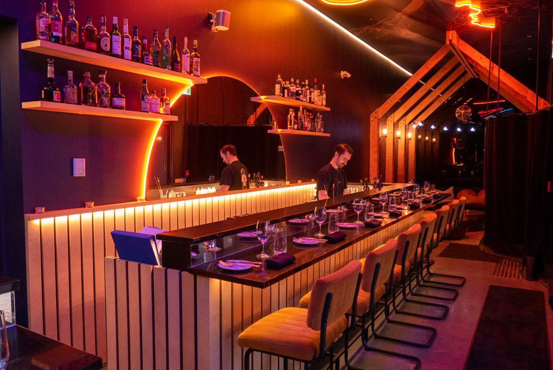 Bar à cocktails avec mixologue en action