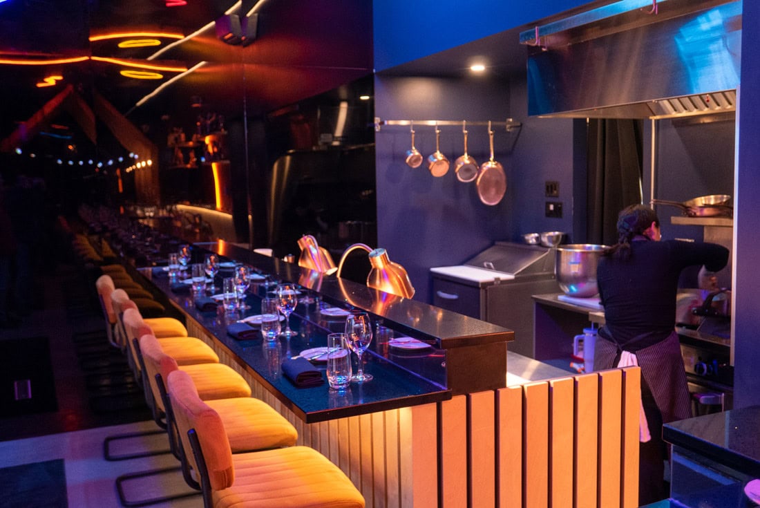 Cuisine du chef derrière le comptoir