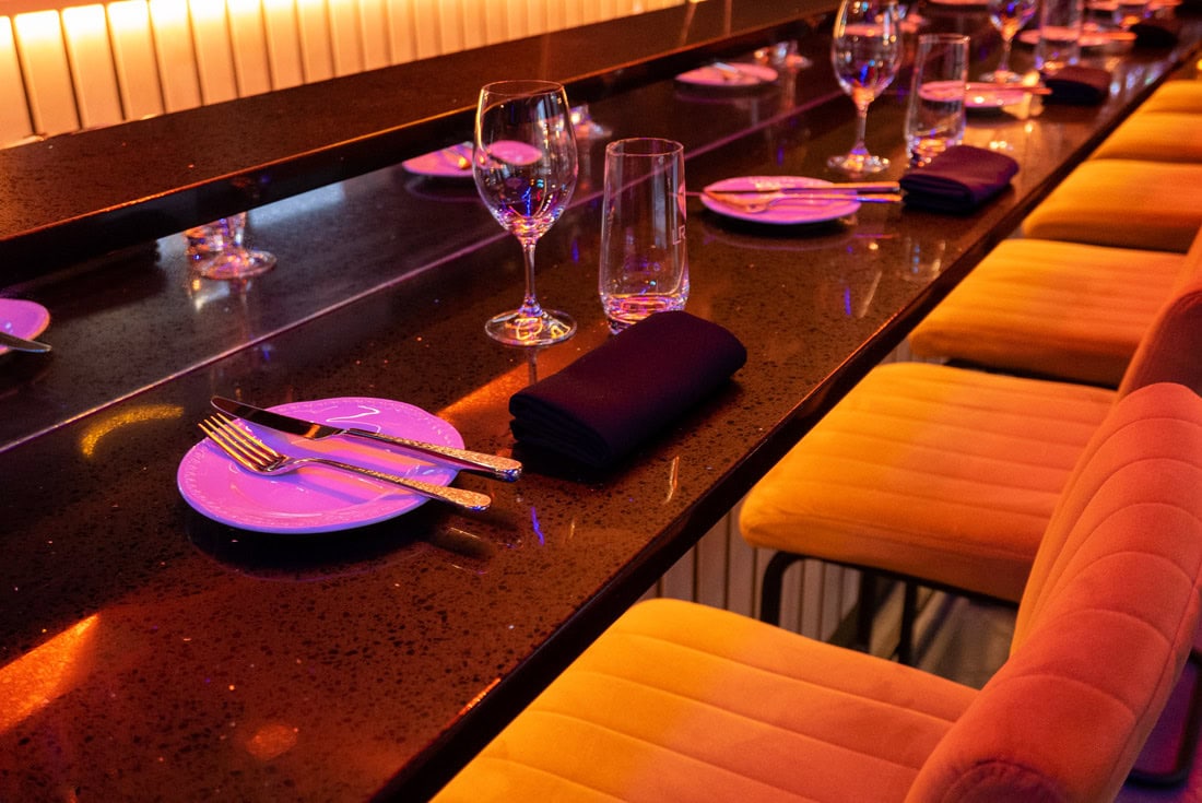 Service de vaisselle dressé sur le comptoir