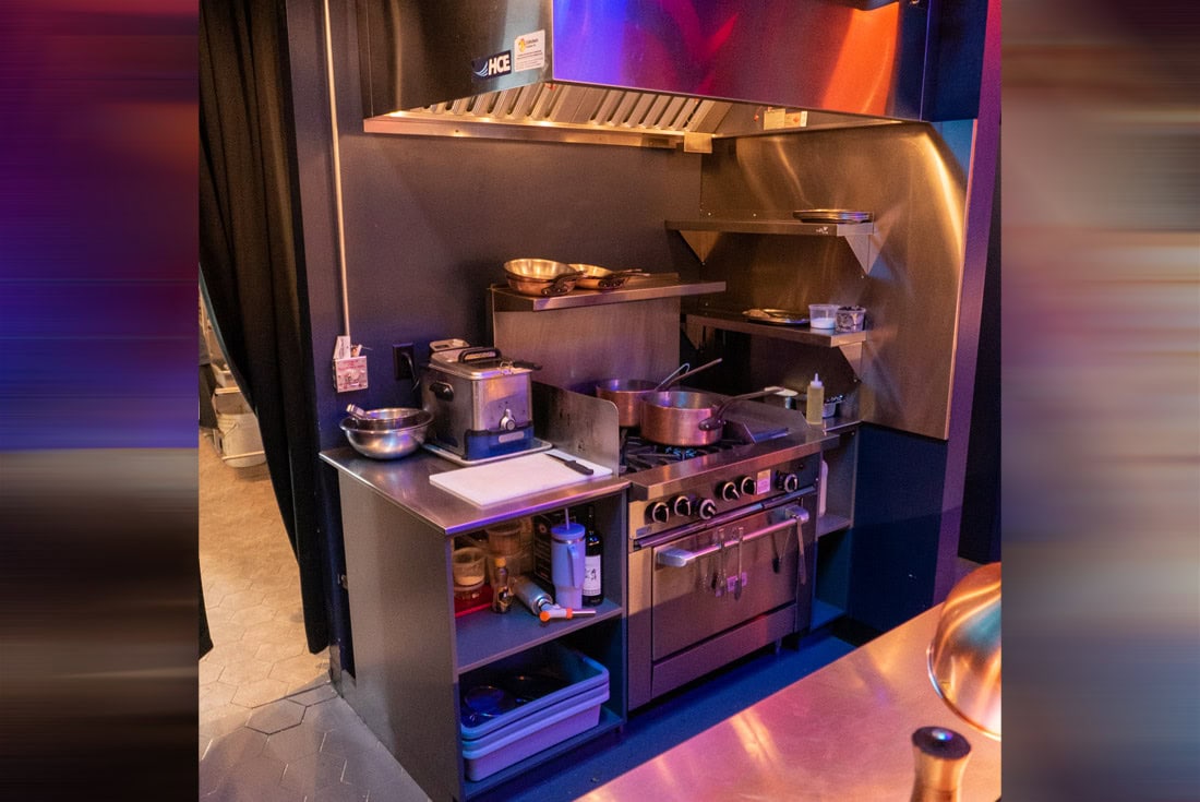 Coin cuisine de chef derrière comptoir